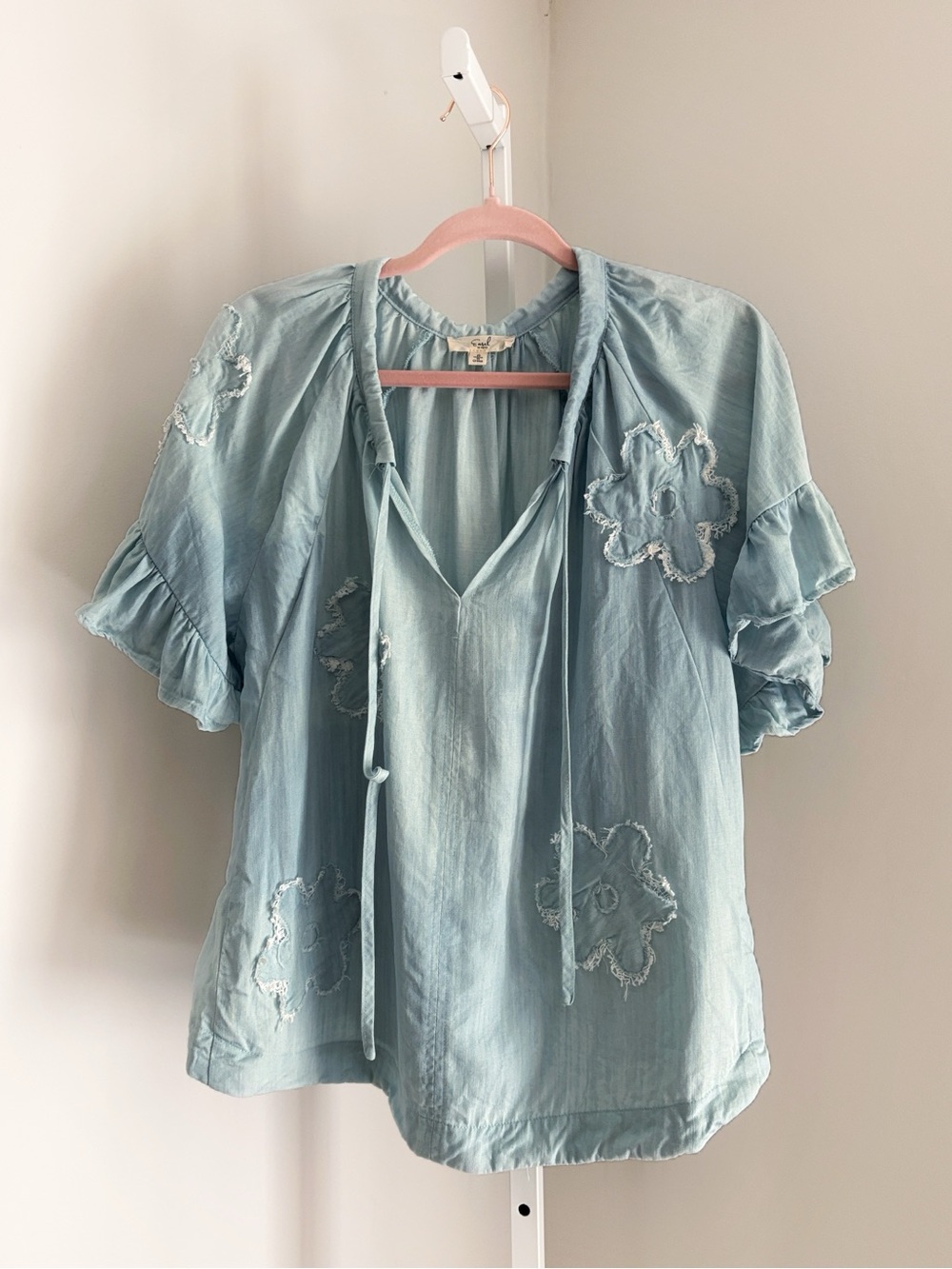 Easel Soft Blue Tencel Chambray Tie-Neck Blouse w Floral Patchwork Ruffles Sz S